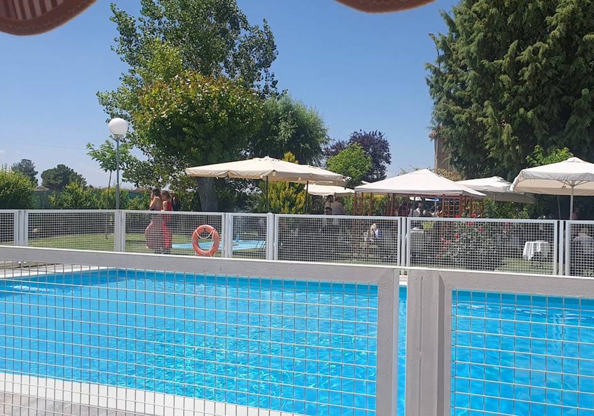 Durante los meses de verano, se puede disfrutar de la piscina y la terraza.