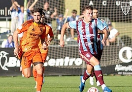Hugo Marcos en un choque con la Segoviana este curso pasado ante la SD Ponferradina.