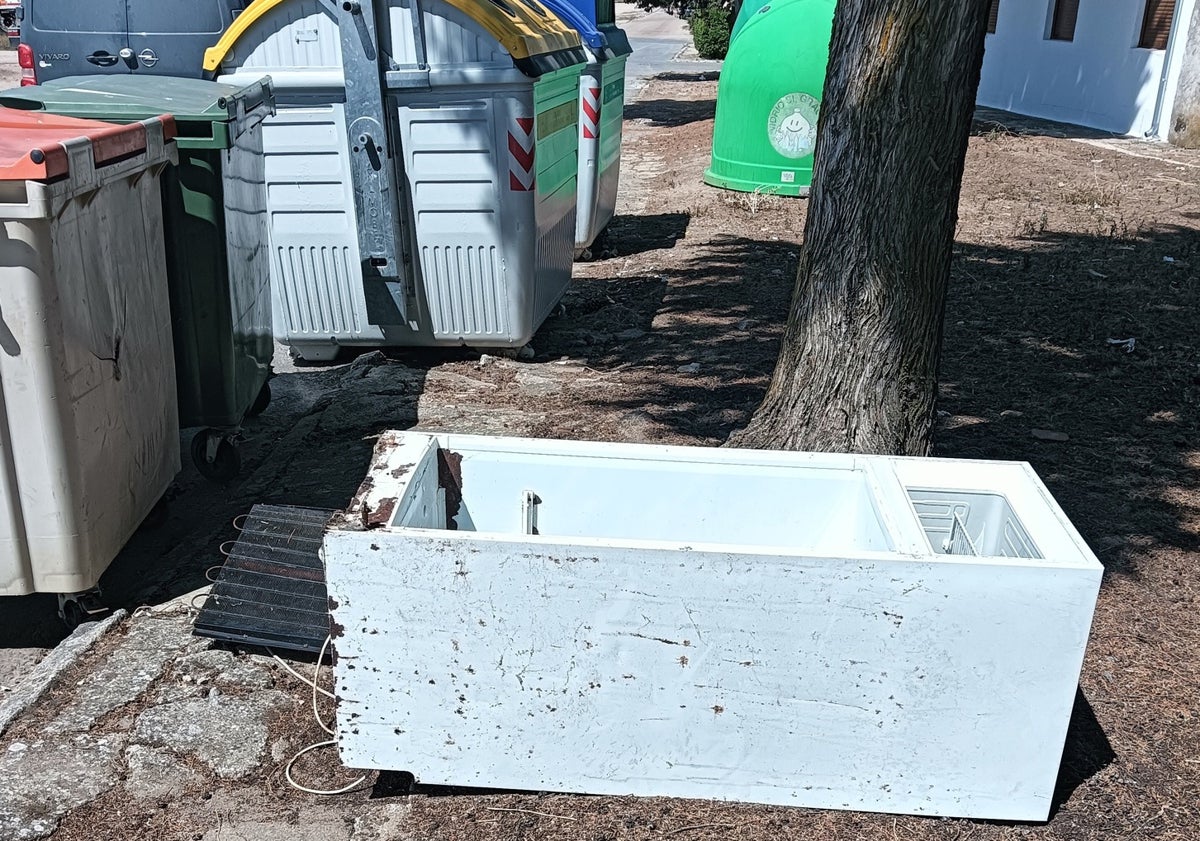 Imagen principal - En alerta por el vandalismo en los pueblos de Salamanca: «Se graban destruyendo el mobiliario»