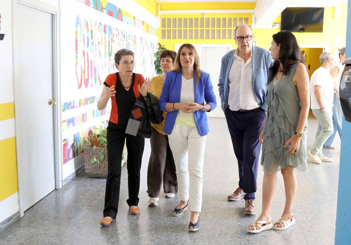Rocío Lucas durante su visita al IES Alonso Berruguete de Palencia.