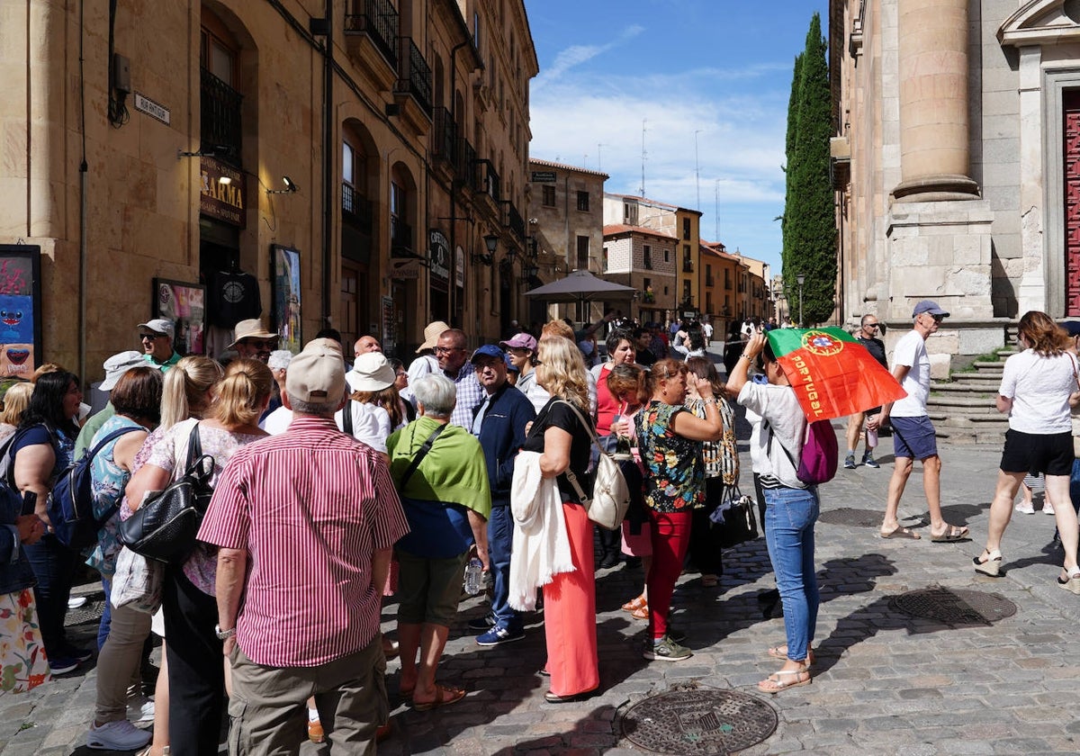 Un grupo de turistas junto a la iglesia de la Clerecía.
