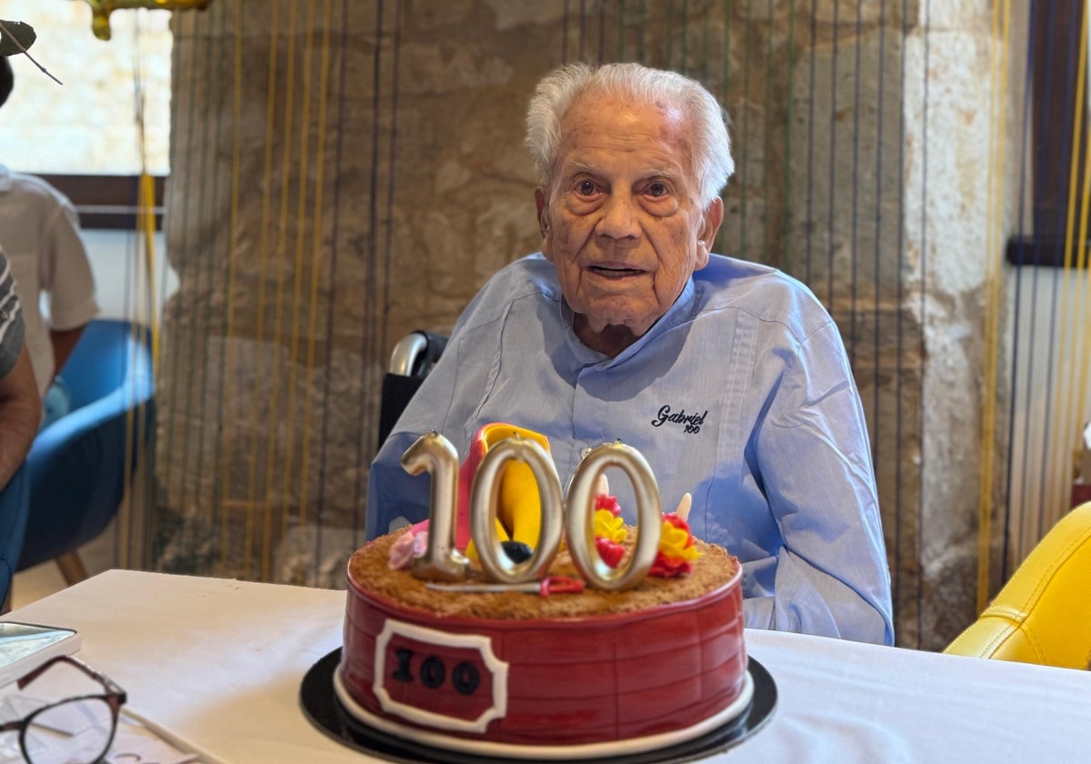 Gabriel Sánchez junto a su tarta taurina en su 100 cumpleaños.