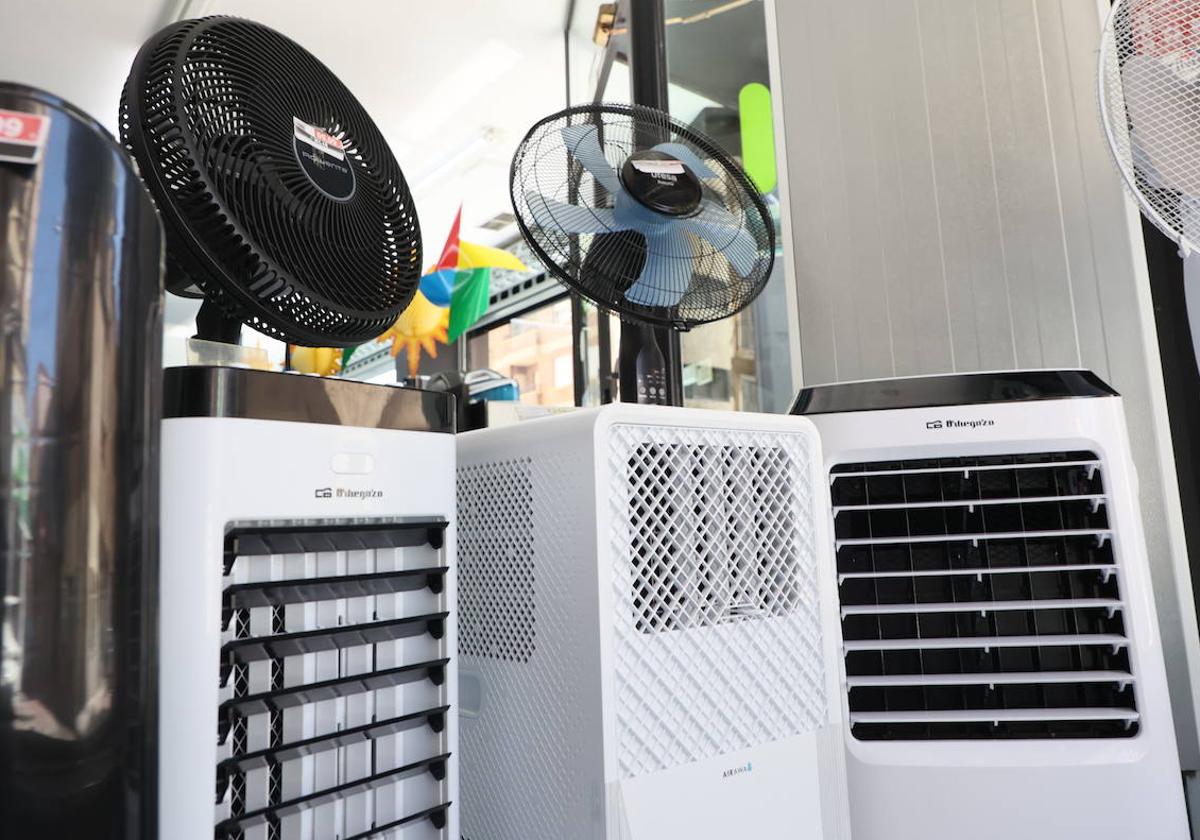 Ventiladores y aparatos de aire en una tienda de Milar en Salamanca.