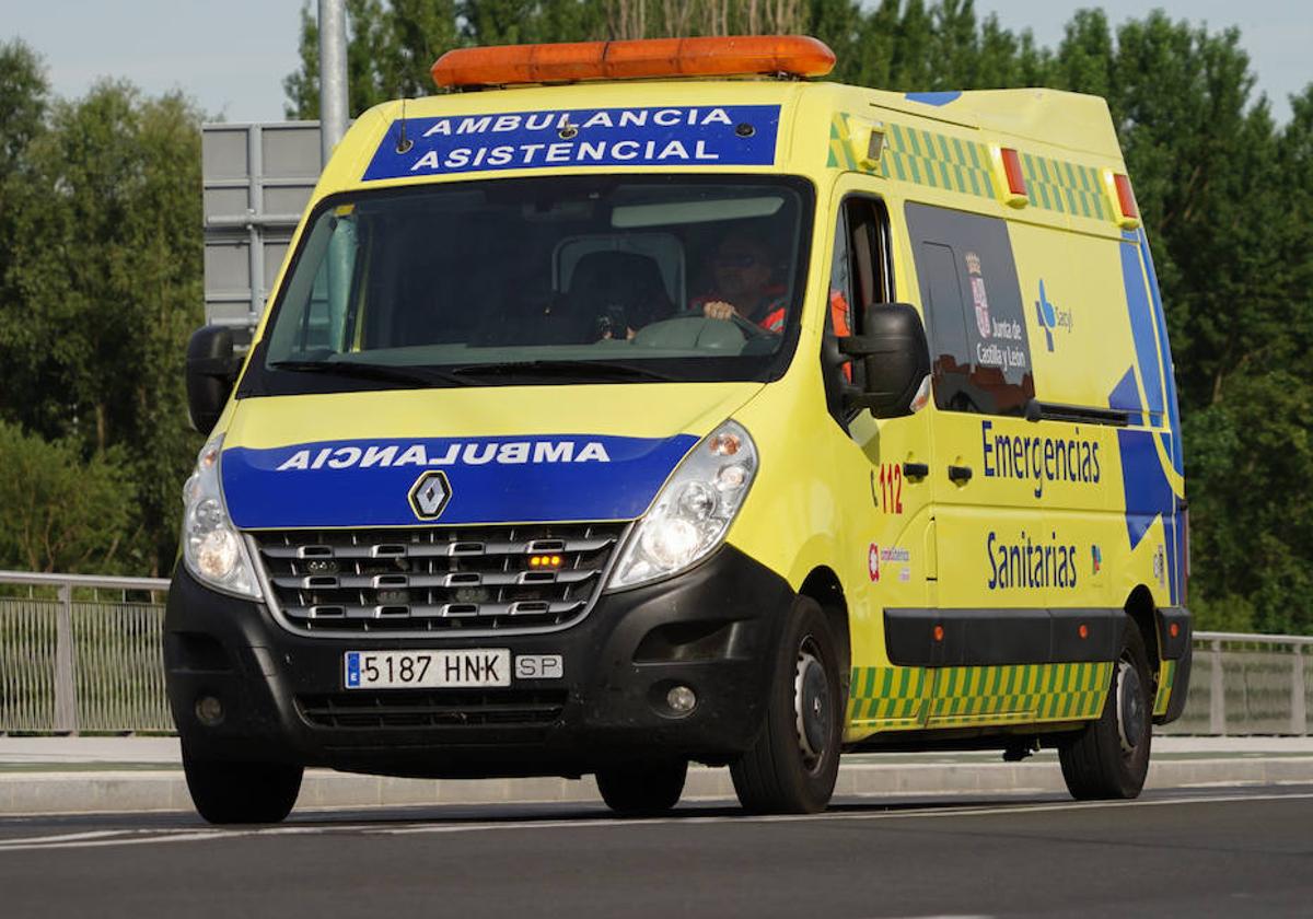 Imagen de una ambulancia de servicio por Salamanca.