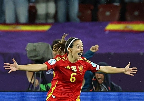 Aitana Bonmatí celebra el tanto.