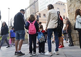 Familias dejan en el colegio a los pequeños.