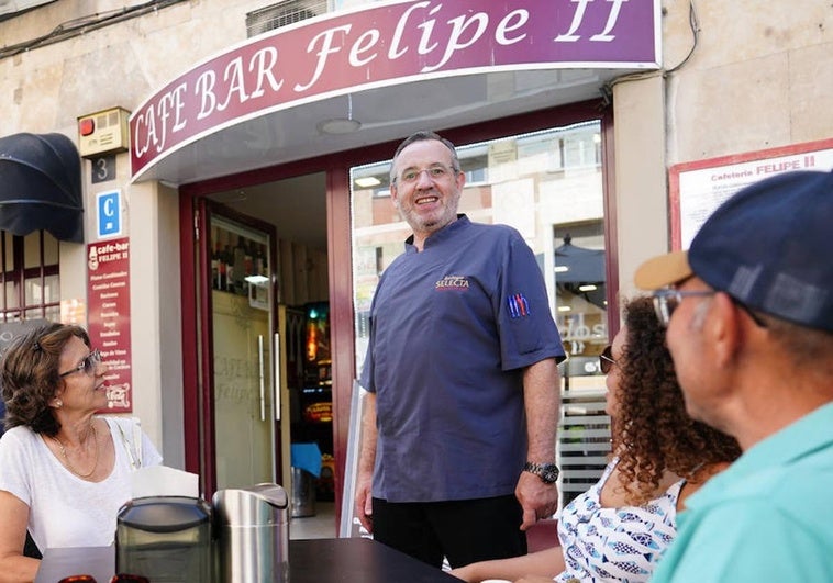 Manuel Zarza, dueño del Felipe II, atendiendo a sus clientes en la terraza.