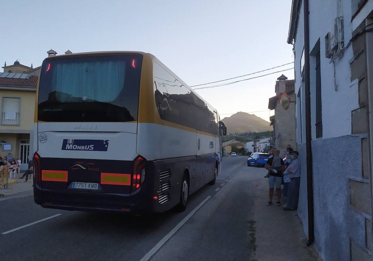 Un autobús que cubre una línea estatal, a su paso por Sorihuela.