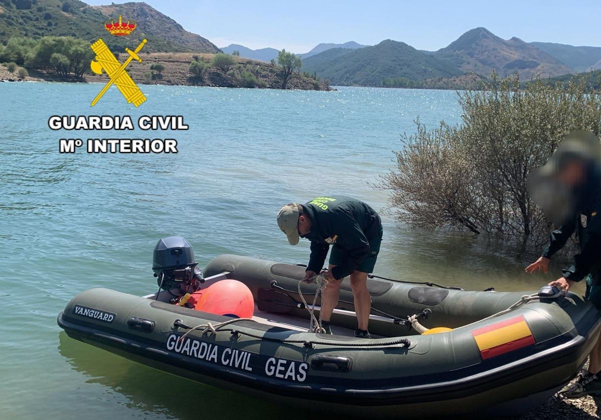 Imagen de las labores de búsqueda en el embalse del Porma.