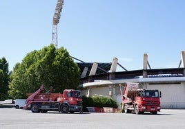 Camiones descargando arena a las puertas del estadio Helmántico.
