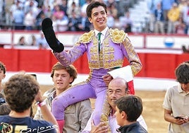 Marco Pérez sale a hombros de Santander.