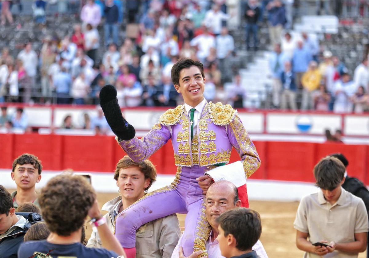 Marco Pérez sale a hombros de Santander.