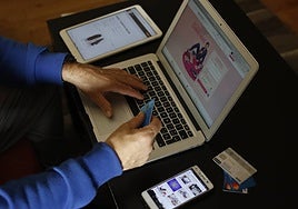 Un hombre realiza compras de ropa por internet.