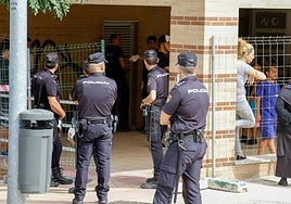 Policía Nacional durante un desalojo en Salamanca.