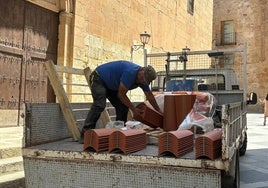Un trabajador de la construcción en el plaza de San Benito.