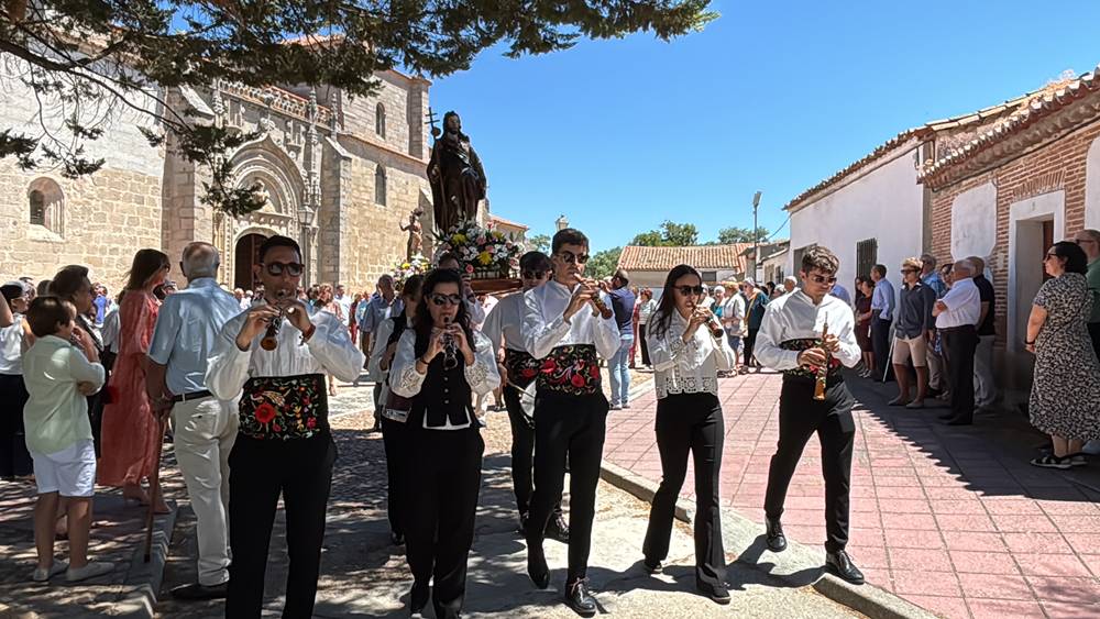 Música y alegría por el día grande en Santiago