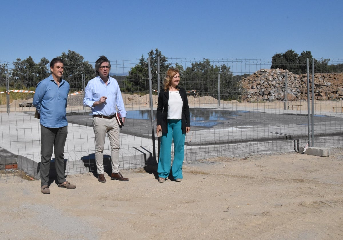 Rubén Martín, Luis Francisco Martín y Purificación Pozo, esta mañana junto a las obras de la base del operativo regional antiincendios.