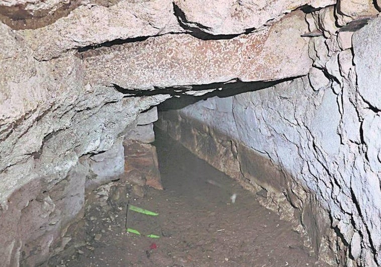 Canal con agua del manantial que brota en la cripta de la Purísima.