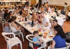 La comida del sábado de la fiesta congrega a numerosos vecinos e hijos del pueblo.