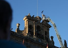 Los bomberos colocan la Mariseca.
