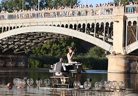 Numeroso público se concentró a la orilla del río y sobre el puente para presenciar el espectáculo.