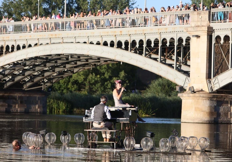 Numeroso público se concentró a la orilla del río y sobre el puente para presenciar el espectáculo.