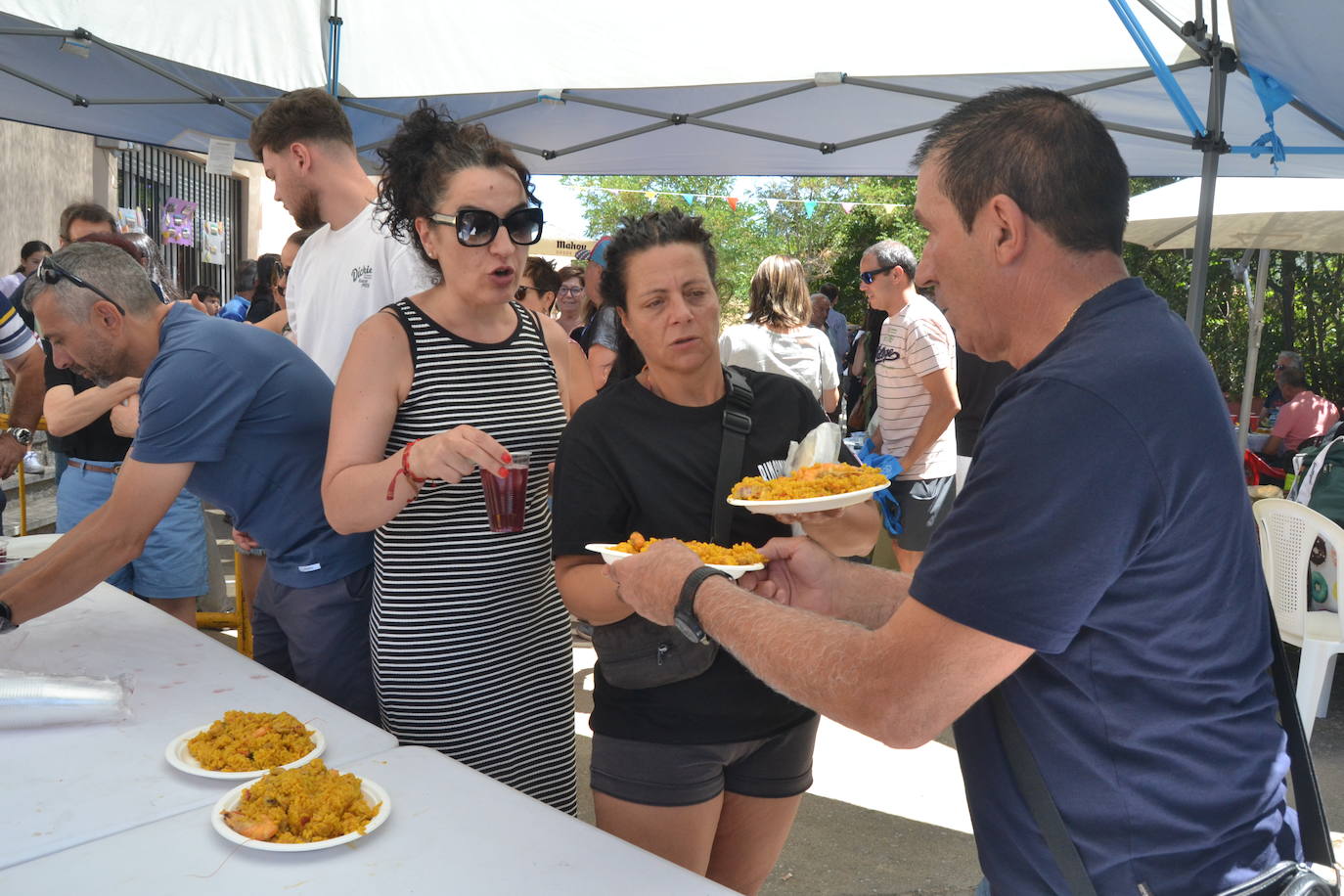 Rinconada riega con sangría y paella sus fiestas