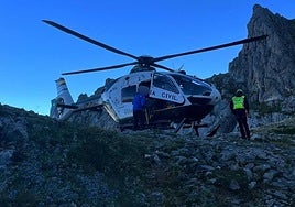 Rescatan en helicóptero a una montañera a más de 2.000 metros de altura en el refugio Collado Jermoso.