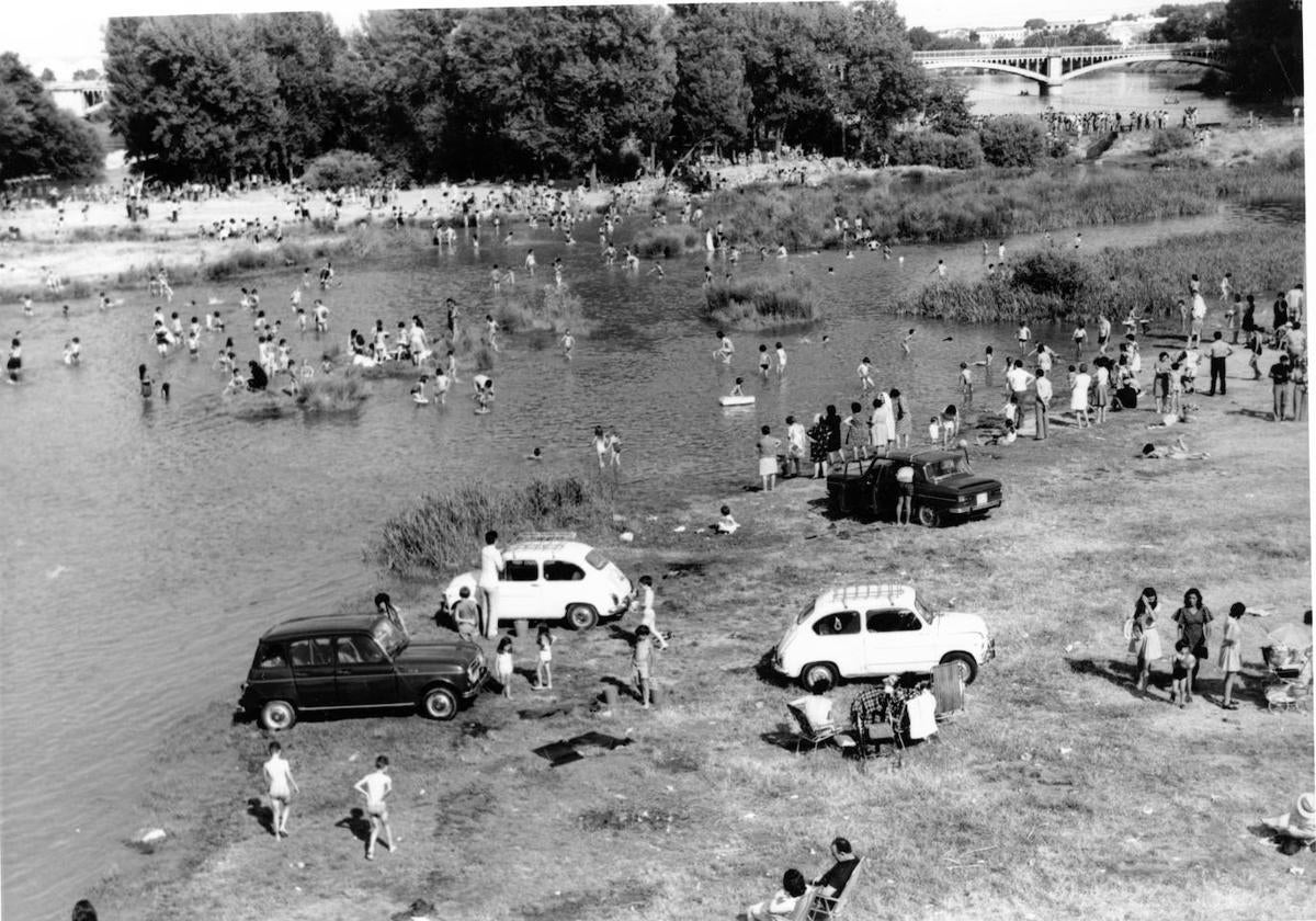 Ningún problema en llevar el coche hasta la orilla del río: los años 60.