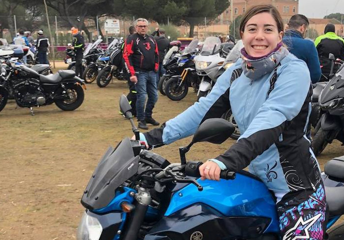 La salmantina Sara Hernández posa en un evento de motos.