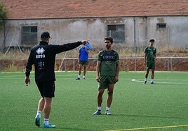 Álvaro Gómez atiende a las indicaciones de Oriol Riera durante la segunda semana de entrenamientos en Unionistas.