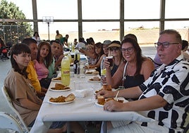 Un grupo de amigos y familiares disfrutando de la paella en Mozárbez