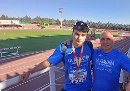 Rodrigo Fito, junto a su preparador Ramiro Morán, con la medalla de plata del Nacional sub20 al cuello.
