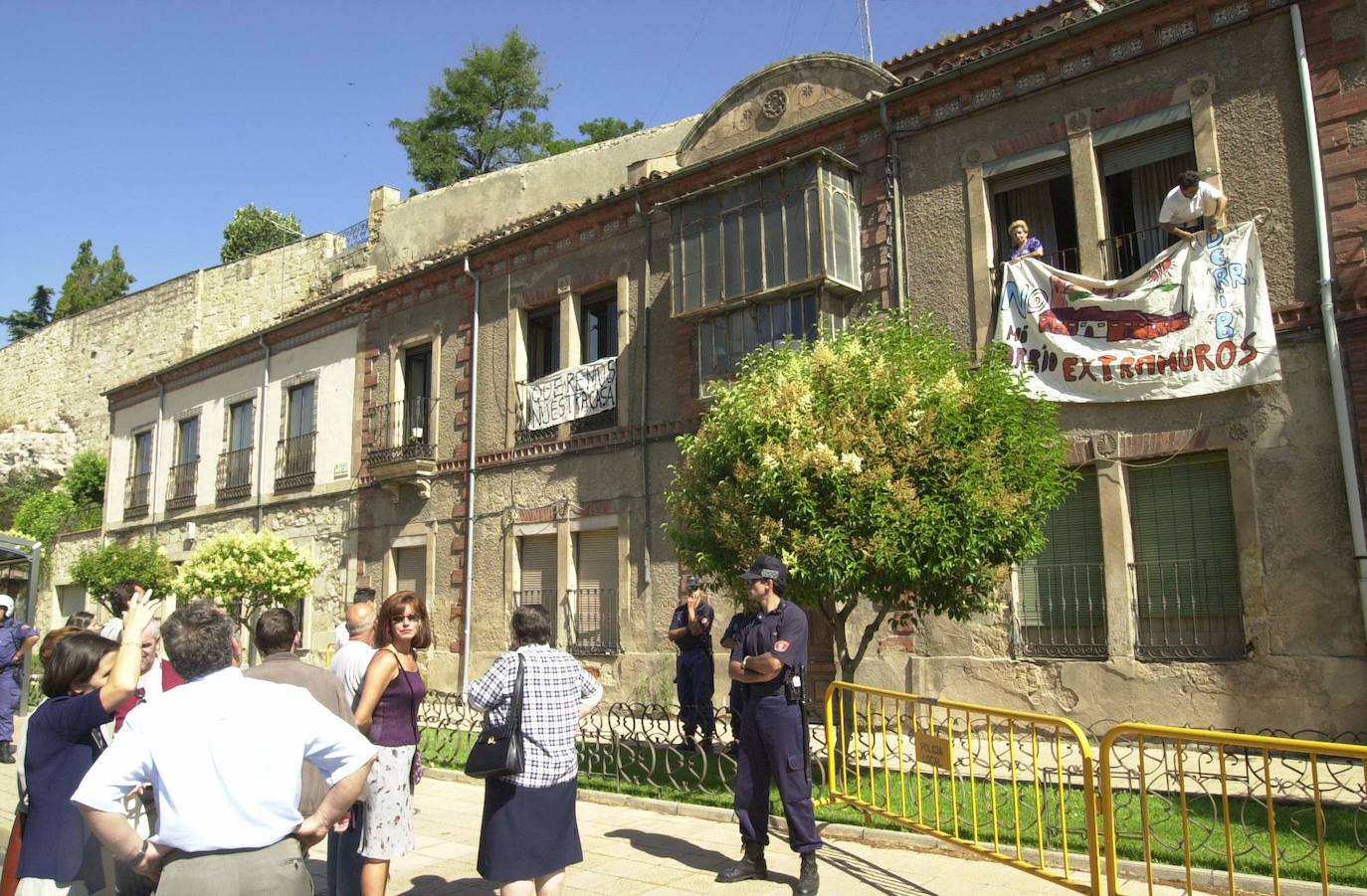 Los vecinos de la muralla consiguieron una moratoria para negociar el futuro de las casas que se iban a derribar inminentemente en el año 2000.