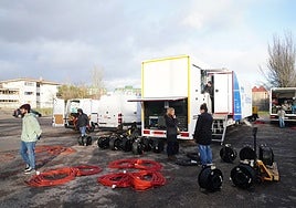 Operarios instalando la sala VAR para el choque de Copa del Rey del pasado curso en el Reina Sofía.