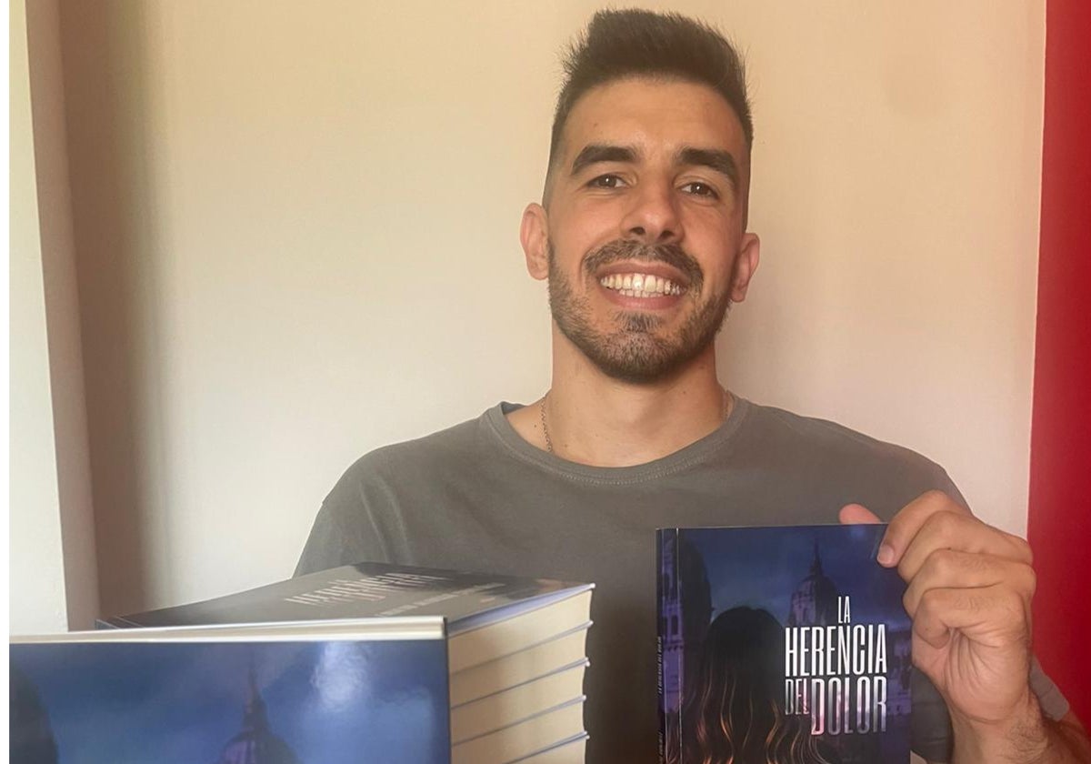 Emilio Alonso González, junto a su novela 'La herencia del dolor'.