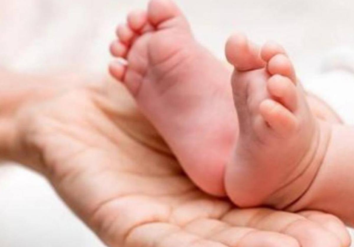 Los pies de un bebé recién nacido.