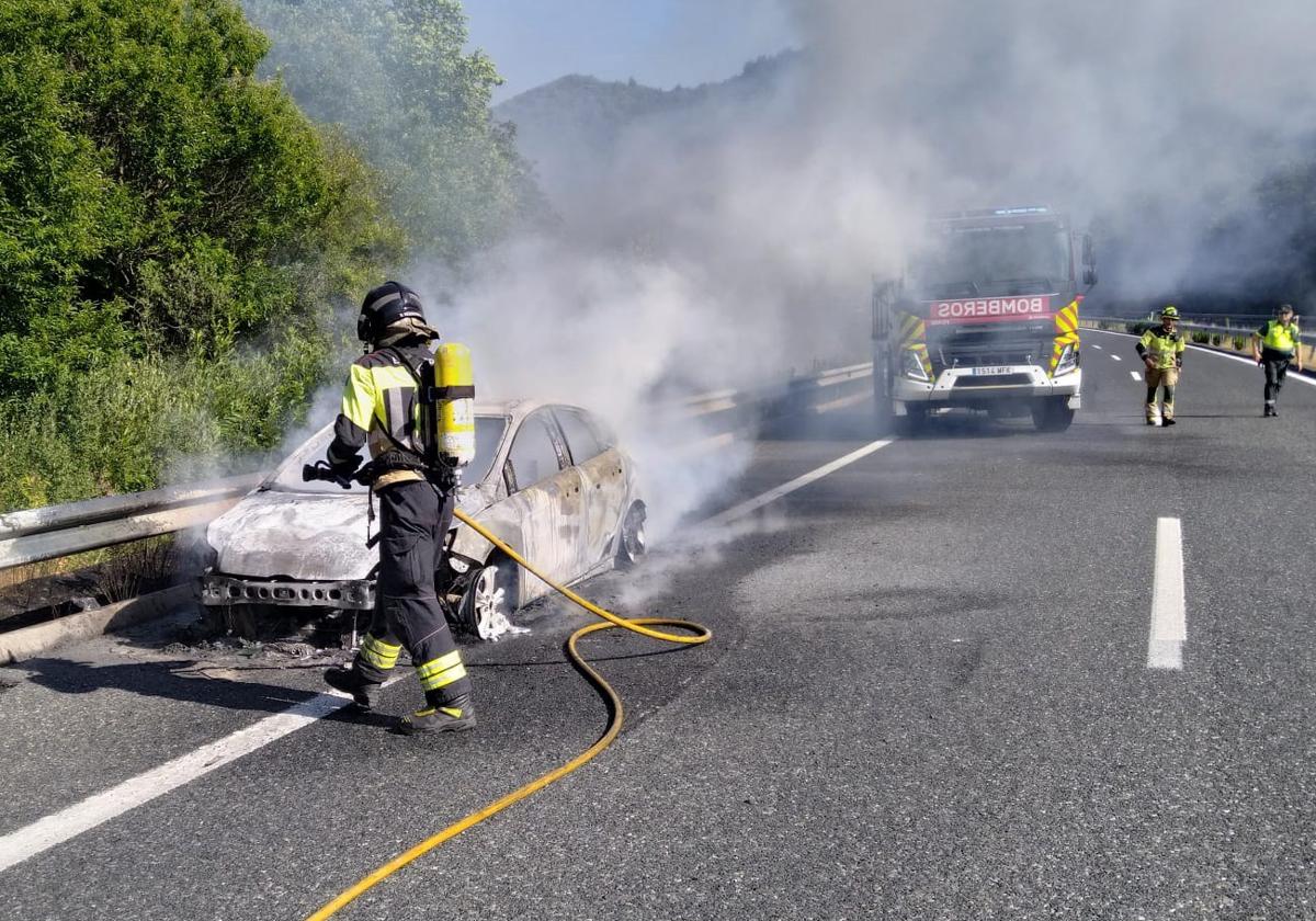 Imagen del vehículo calcinado en la A-6.