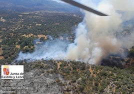 Imagen de días pasados del incendio en Navaluenga reproducido en la tarde de ayer.