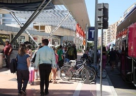 Viajeros del Alvia se suben a los buses dispuestos a las puertas de Vialia para viajar a Barcelona.