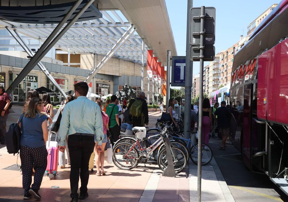 Viajeros del Alvia se suben a los buses dispuestos a las puertas de Vialia para viajar a Barcelona.