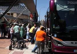 Pasajeros subiendo a un autobús contratado por Renfe en Vialia.