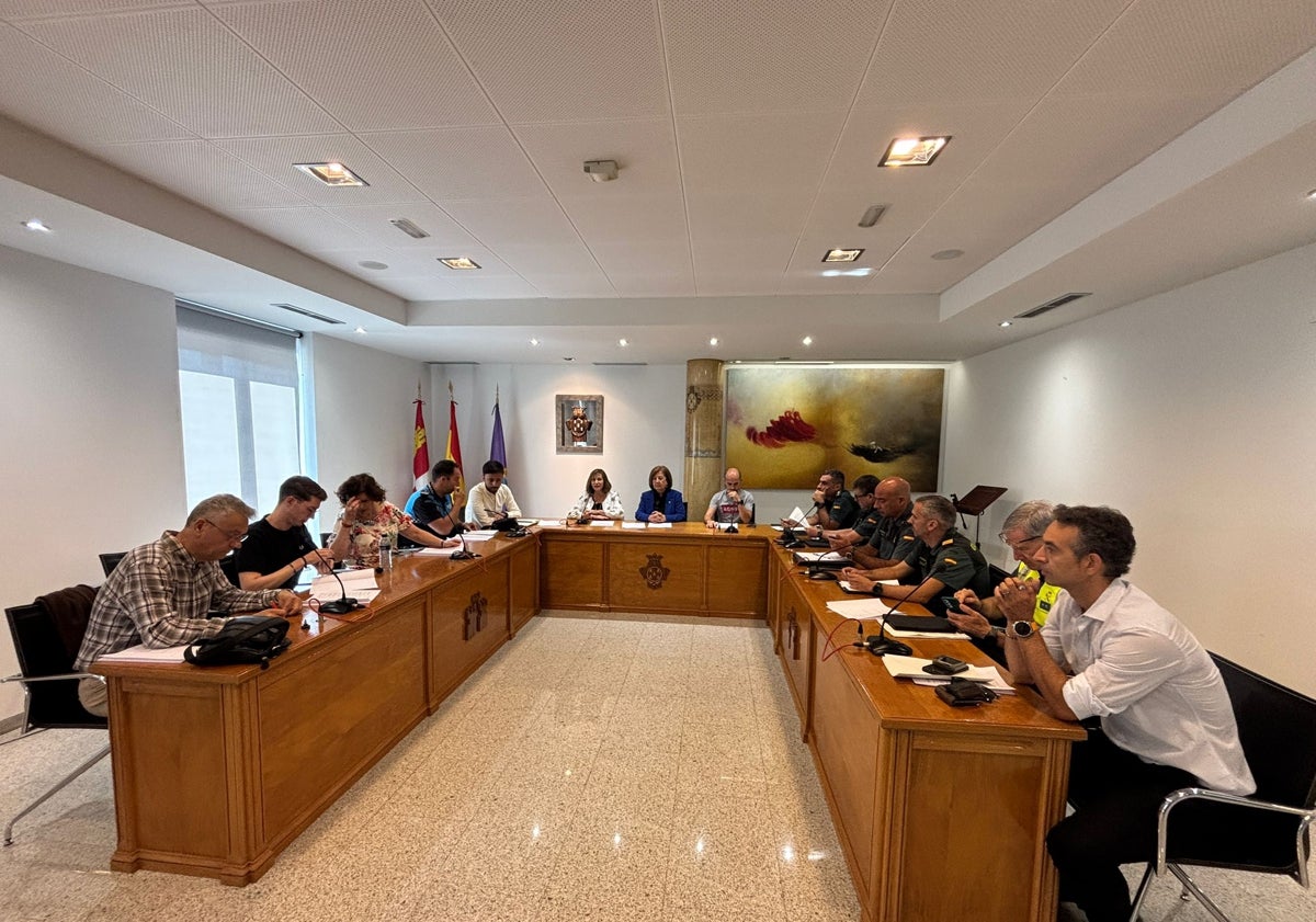 Imagen principal - «Por unas fiestas seguras en Peñaranda»: Junta Local de Seguridad para las Ferias y Fiestas