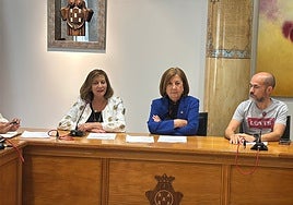 Carmen Ávila, Rosa María López y el concejal de Festejos, Pedro José Pérez.