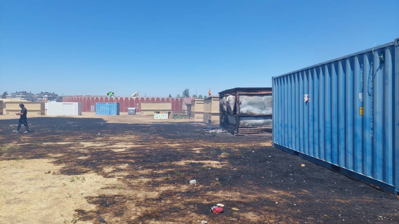 Así han quedado las casetas de las peñas de Santa Marta afectadas por el incendio