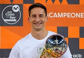 Alberto Miranda, con el trofeo de la Copa del Rey.