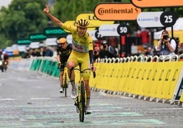 Pogacar, celebrando su triunfo en el Tour.