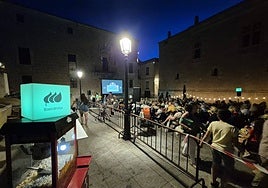 La plaza se llenó para disfrutar de la proyección