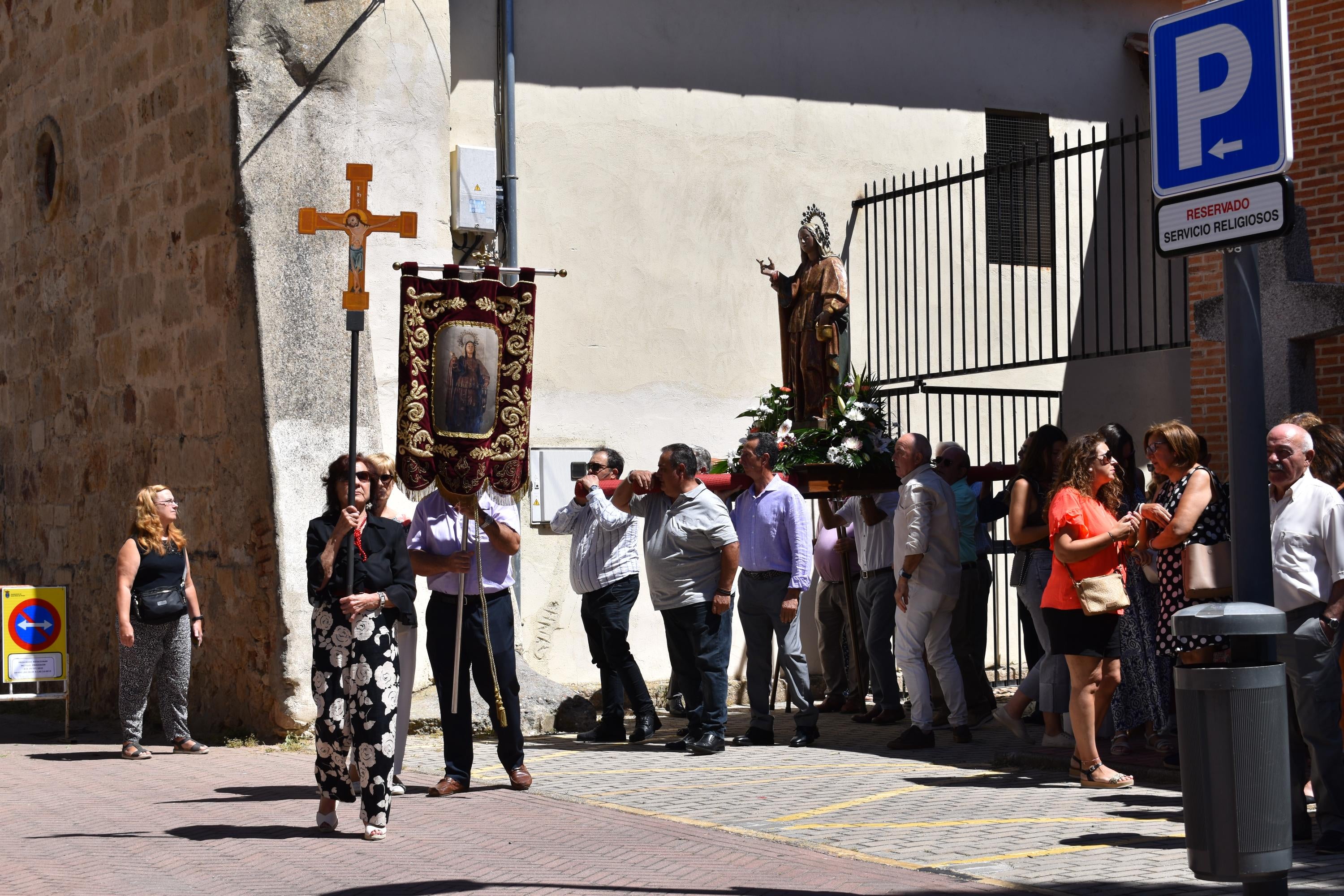 Santa Marta honra a su patrona entre música y mantillas