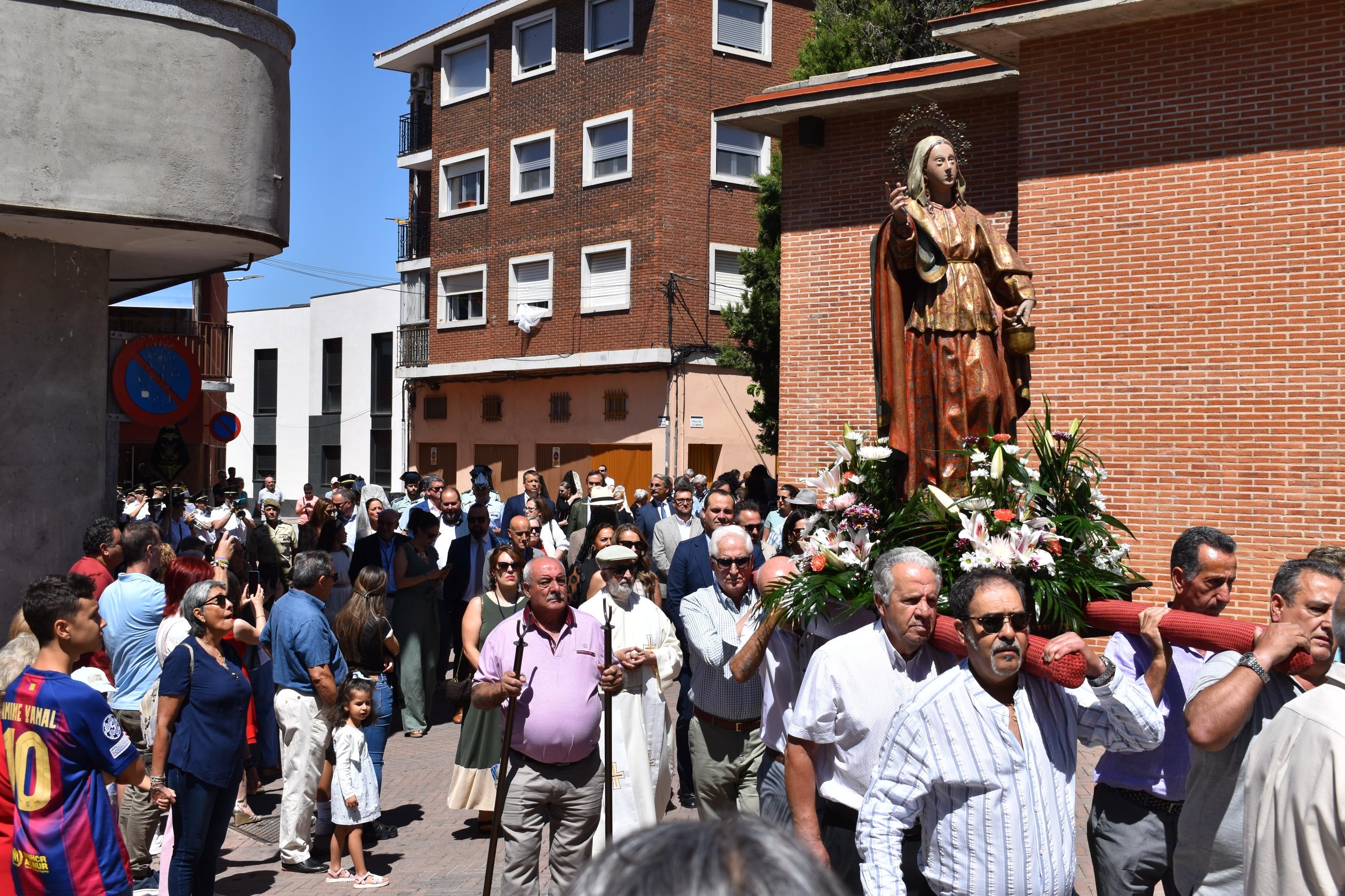 Santa Marta honra a su patrona entre música y mantillas